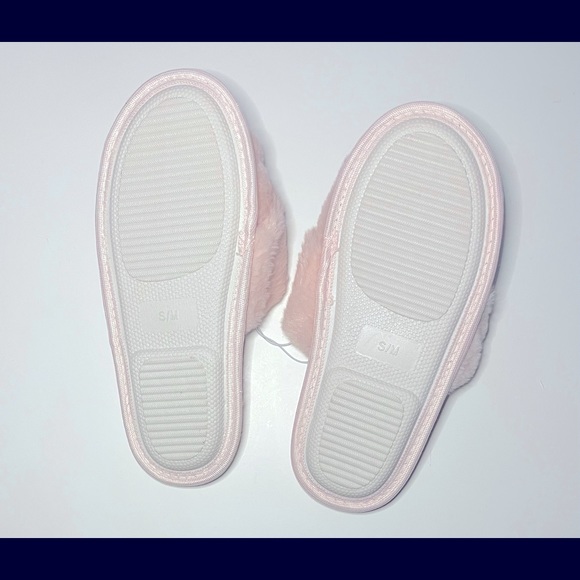 New with Tags Cozy faux fur pink slippers by Splendid in size S/M(5-7.5) - Picture 4 of 5